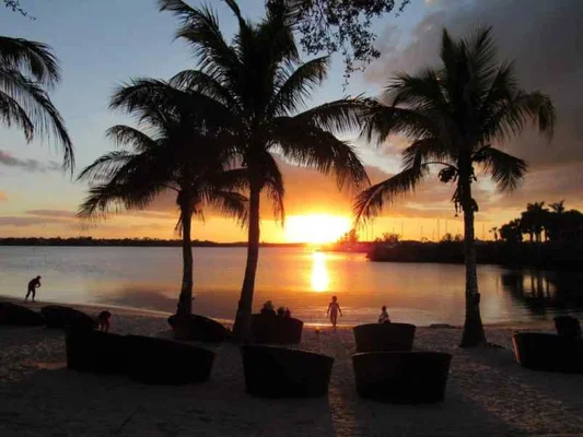 Coucher de soleil sur la plage du Club Med de Port St Lucie, en Floride.