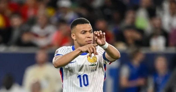 Kylian Mbappé en action lors d'un match avec les Bleus, maillot blanc numéro 10.