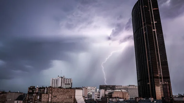 Violents orages au-dessus de Paris, avec la tour Montparnasse en toile de fond.
