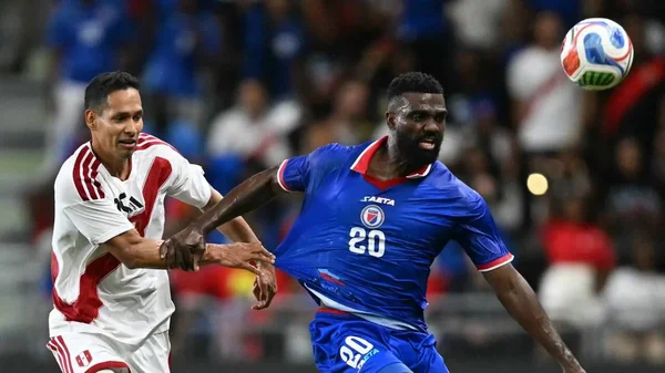 Duel entre un joueur haïtien et un adversaire pendant le Mondial 2026.