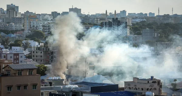 Des colonnes de fumée s'élèvent au-dessus de Mogadiscio lors des combats entre les forces de sécurité et des milices.