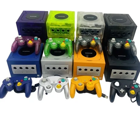 GameCube et manettes multicolores.