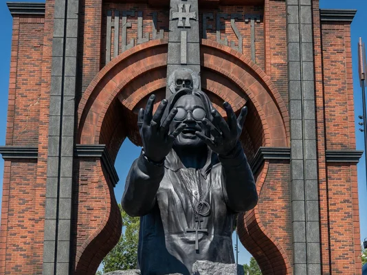La statue monumentale d'Ozzy Osbourne installée devant l'arche du Hellfest.