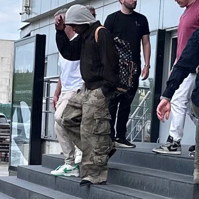 Travis Scott quittant un lieu à Istanbul, entouré de son équipe.