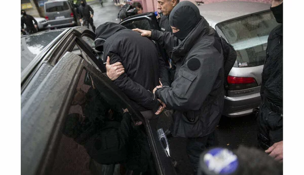 Interpellation d'un suspect par les forces de l'ordre.