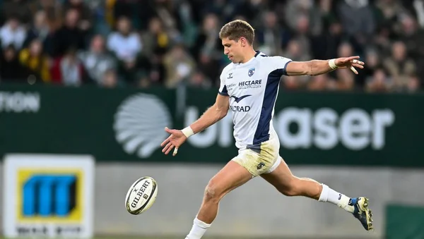 Un joueur montpelliérain tente un coup de pied lors du match contre le Stade Français