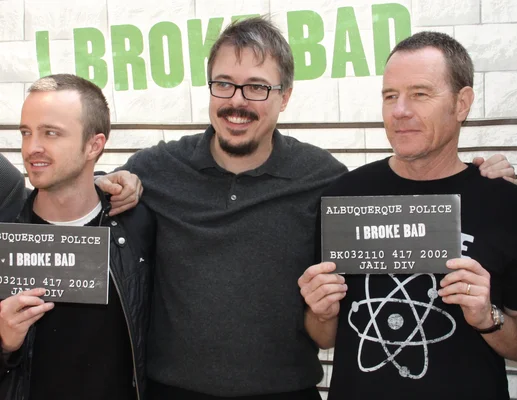 Aaron Paul, Vince Gilligan et Bryan Cranston devant le mur 'I BROKE BAD'.