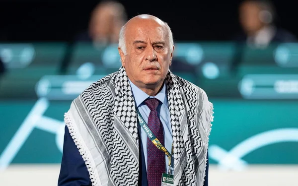 Jibril Rajoub, président de la Fédération palestinienne de football, photographié avec un keffieh et un badge d'accréditation.