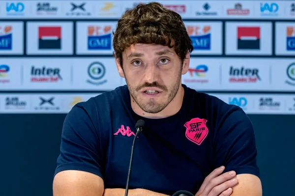 Conférence de presse d'avant-match, probablement un entraîneur ou un joueur du Stade Français