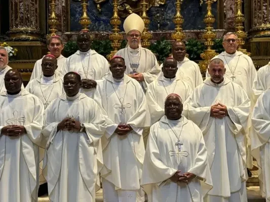 Évêques et prêtres du Mozambique posant dans une église.