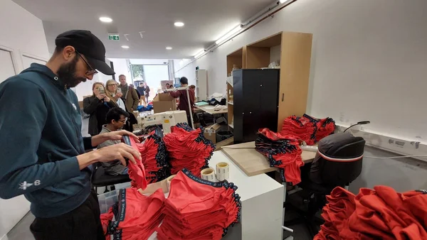 Contrôle qualité des boxers rouges du Slip Français dans l'atelier d'Aubervilliers.