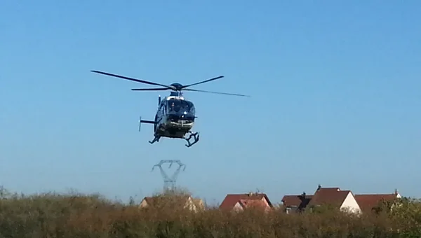 Hélicoptère de la gendarmerie survolant une zone résidentielle dans le Loiret.
