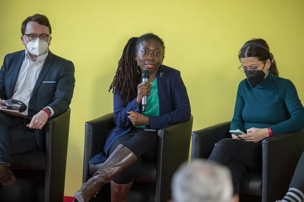 Danièle Obono (au centre) lors d'une conférence sur la lutte contre l'extrême droite.