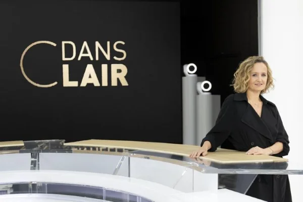 Présentatrice de « C dans l'air » en studio, avec le logo de l'émission en arrière-plan.