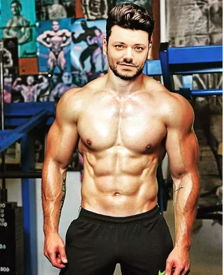 Kev Adams métamorphosé par le sport : torse nu en salle de musculation, il affiche un corps sculpté.