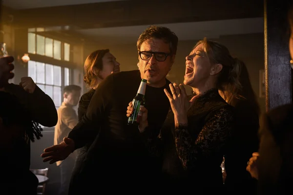 Scène de fête extraite de la série 'Alice and Steve' présentée à Canneseries.