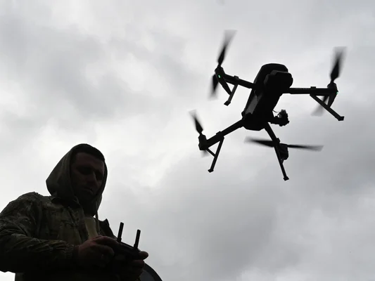 Opérateur de drone ukrainien contrôlant un appareil en extérieur.