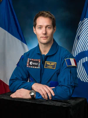 Portrait officiel de l'astronaute Thomas Pesquet en tenue de l'ESA