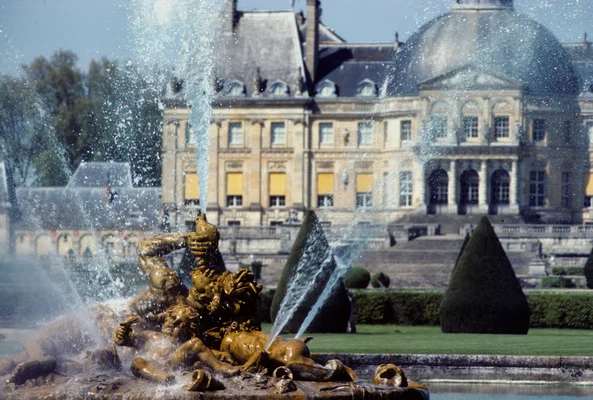 Fontaine du jardin de Vaux-le-Vicomte, avec le château en arrière-plan.
