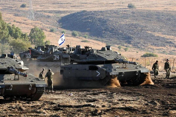 Déploiement de chars israéliens à la frontière libanaise, en réponse aux tirs de roquettes.