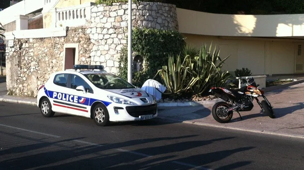 Police nationale et moto accidentée sur le trottoir à Nice, après un drame de la route.
