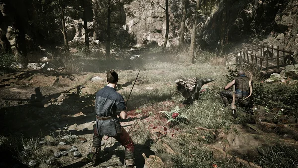 Deux héros du remake de Gothic 1 combattent une créature préhistorique dans un environnement forestier.