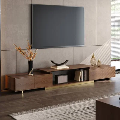 Meuble TV moderne d'Homary avec pieds dorés et décoration.