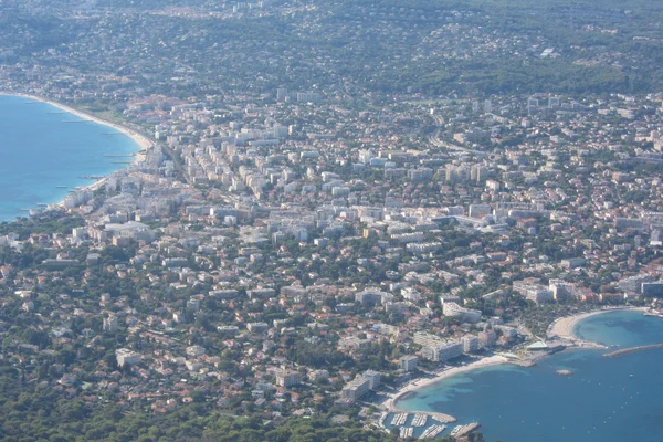 Vue aérienne d'Antibes, ville hôte de la rencontre entre Emmanuel Macron et Giorgia Meloni.