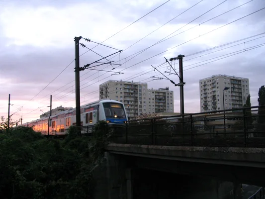 Un train du RER E sur la ligne Paris-Mulhouse à Champigny-sur-Marne, en fin de journée.