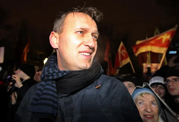 Alexeï Navalny, opposant à Vladimir Poutine, s'adressant à ses partisans lors d'une manifestation nocturne.