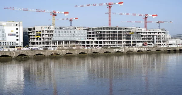 Le chantier du futur CHU de Nantes sur l'île de Nantes, avec les bâtiments en construction et les grues.