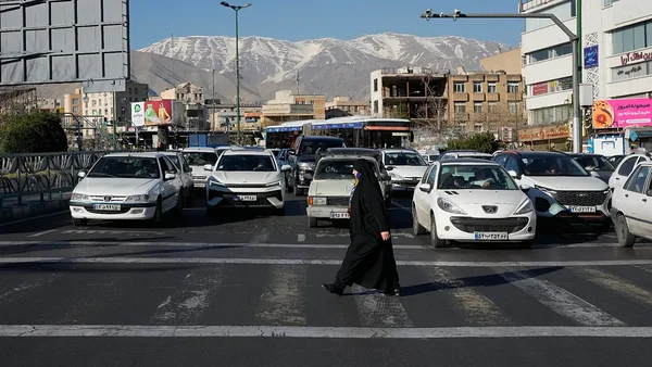 Une femme traversant une rue à Téhéran, Iran, le 26 février 2026.