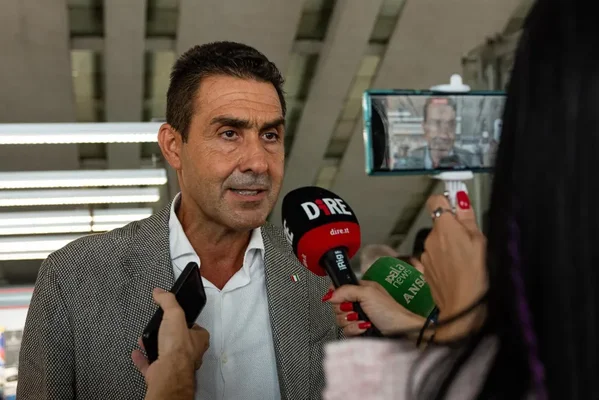 Roberto Vannacci interrogé par des journalistes après une déclaration