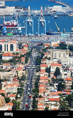 Vue aérienne du port de Haïfa, première ville israélienne touchée par des sirènes après des tirs de roquettes depuis le Liban.