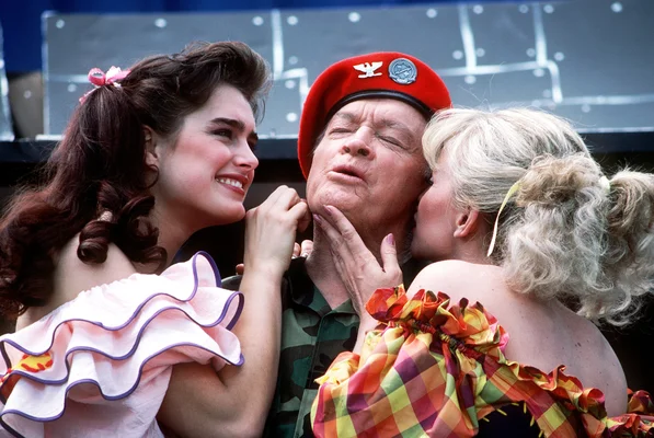 Brooke Shields, Bob Hope et Barbara Mandrell lors d'un sketch pour l'émission 'Bob Hope's High Flying Birthday Extravaganza'.