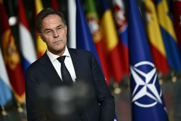 Mark Rutte devant les drapeaux de l'Otan lors d'un événement officiel.