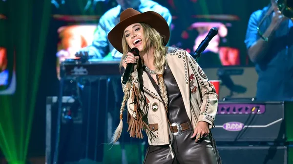 Lainey Wilson, star de « Yellowstone », en concert avec son chapeau de cowboy.