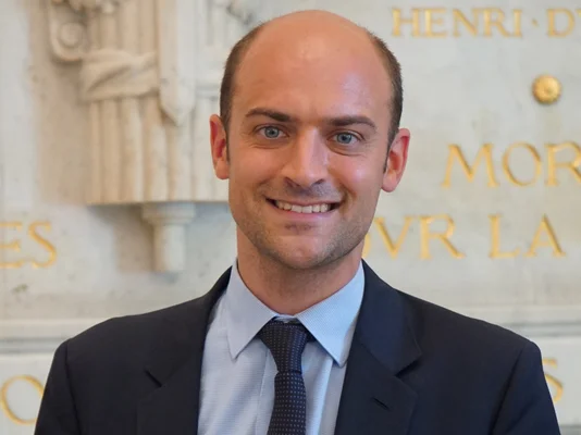 Jean-Noël Barrot, ministre de l'Europe et des Affaires étrangères, en portrait officiel.