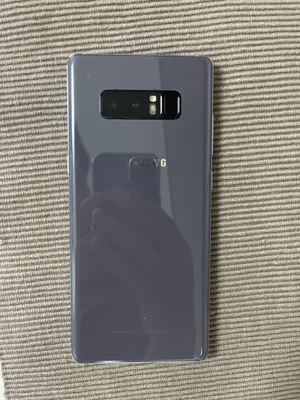 Le Samsung Galaxy Note 8 vu de dos, avec son module photo horizontal et son capteur d'empreinte, posé sur un tissu beige.