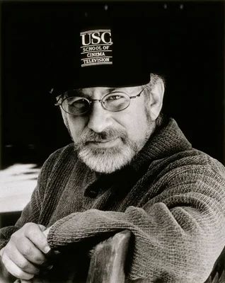 Steven Spielberg avec une casquette USC School of Cinema Television.