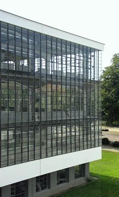 Le mur-rideau en verre du bâtiment du Bauhaus à Dessau, montrant la structure interne et la façade non porteuse.
