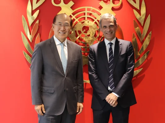 Rodolphe Saadé, PDG de CMA CGM, reçu par Kitack Lim, secrétaire général de l'OMI, à Londres.