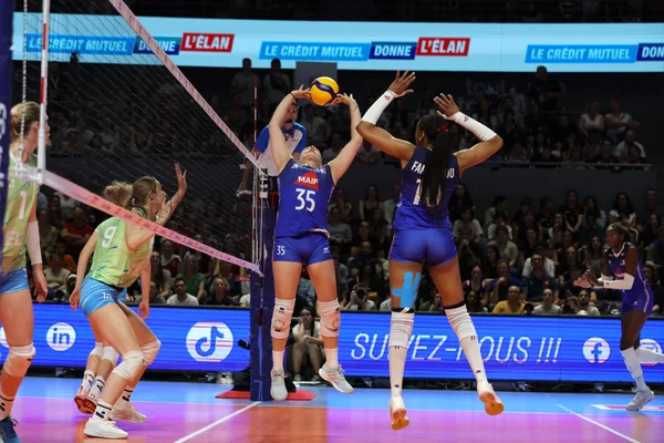 Action de jeu de l'équipe de France féminine lors de la VNL.