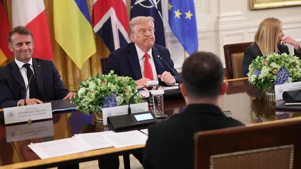 Donald Trump, Emmanuel Macron et Volodymyr Zelensky lors d'une rencontre.