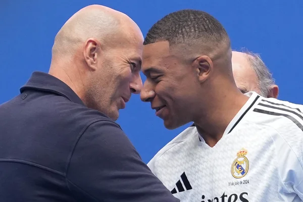 Kylian Mbappé partage un moment de complicité avec un coéquipier après un match.