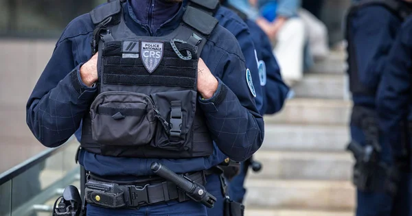 Un CRS en tenue d'intervention, représentant les policiers condamnés à Nice.