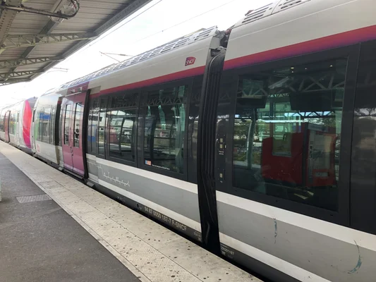Rame de RER E à l'arrêt sur un quai de gare de Seine-Saint-Denis.