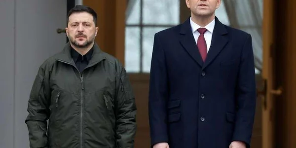 Deux responsables ukrainiens, l'un en tenue militaire et l'autre en civil, lors d'une déclaration conjointe.