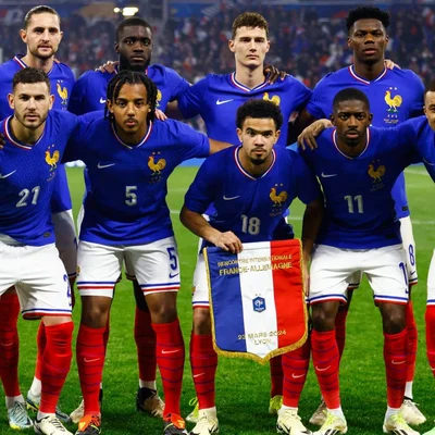 L'équipe de France posant pour une photo officielle, symbole de l'unité avant un grand rendez-vous.