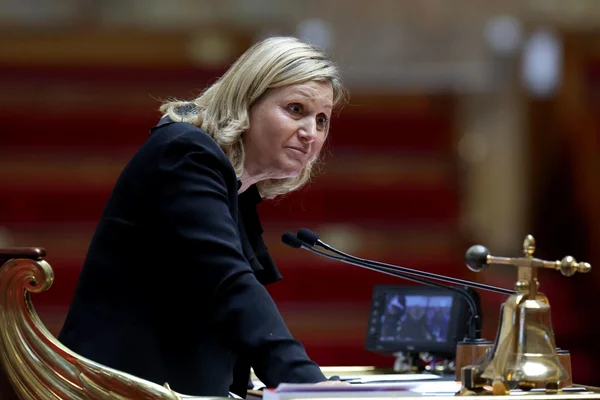 Yaël Braun-Pivet réclamant l'inscription à l'agenda du Parlement du texte sur les violences sexistes et sexuelles.